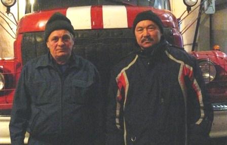 Водители пожарной машины А.Р. Ранинен и М.Н. Сазанаков